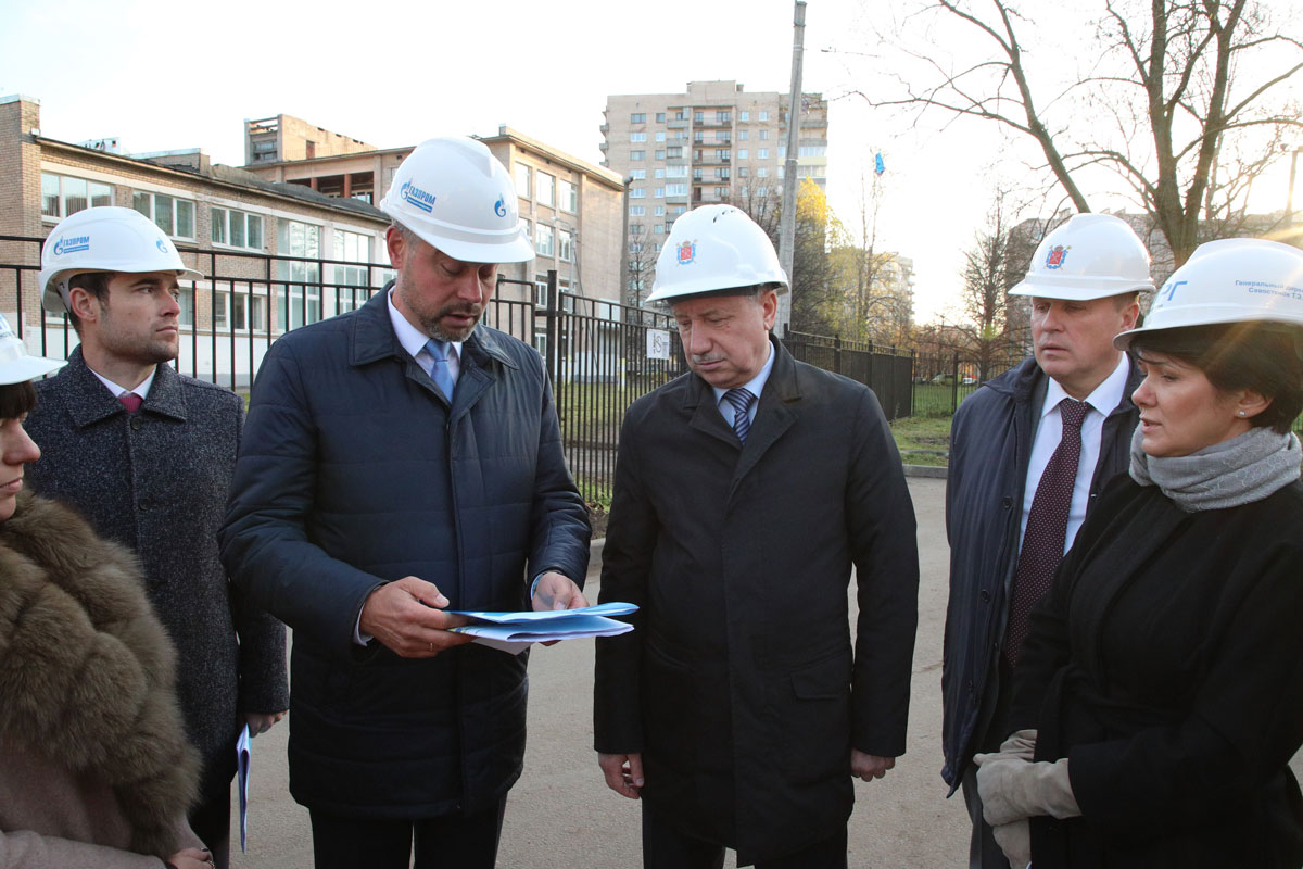 Александр Беглов проинспектировал ход строительства детского сада на Русановской